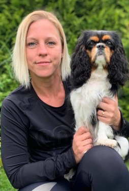 Lisa med hennes cavalier king charles spaniel Iris. Lisa med hennes cavalier king charles spaniel Iris.