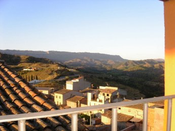 Utsikt från byn Gratallops i Priorat, med Montsantbergen i fonden