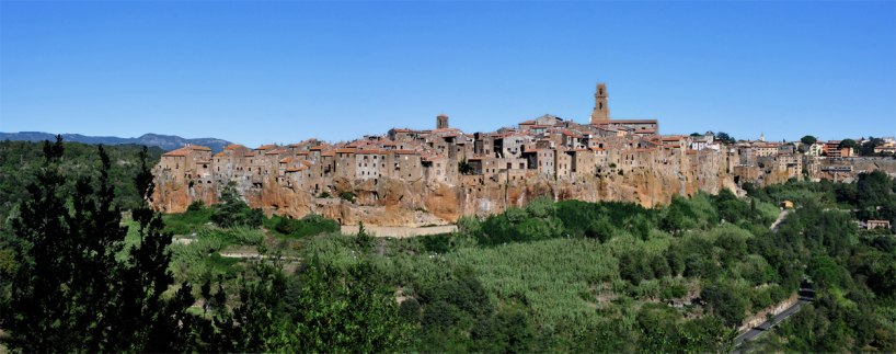 Staden Pitigliano klänger på de stupbranta klipporna