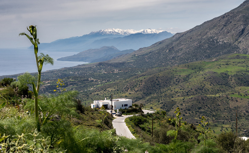 Utsikt från byn Saktouria, som blev resans slutpunkt, utefter sydkusten västerut mot Vita Bergen i fonden