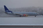 Benedicte Viking reverses on 19L at Stockholm/Arlanda during winter conditions - Boeing 737-800