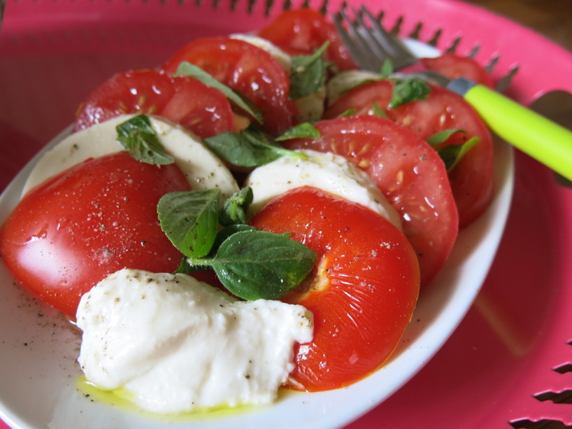 Perfekt sommar-förrät! Mozzarella, tomat, basilika och olivolja! MUMS! Perfekt sommar-förrät! Mozzarella, tomat, basilika och olivolja! MUMS!