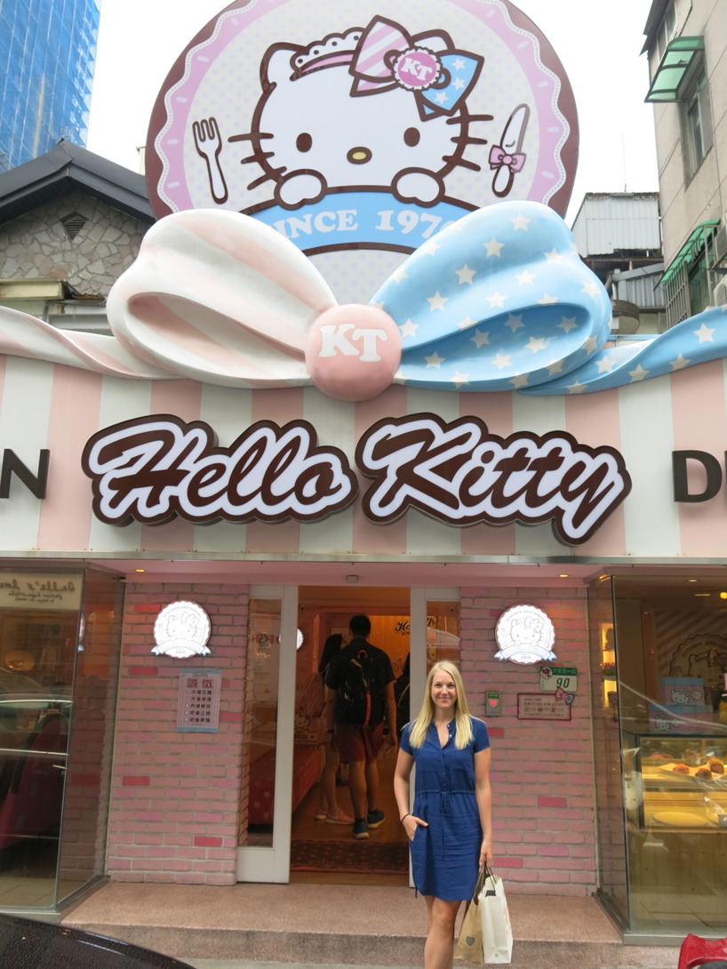 Gulligt var temat på mycket i Taiwan! Vissa tågvagnar var helt dekorerade inuti med Snobben. Vissa bussar hade fullt av rosa kaniner och liknande målat på hela utsidan. Barbie och Hello Kitty restauranger. Vuxna människor med seriefigurer på mobiltelefonen eller t-shirten. Ja, listan kan göras lång :) Gulligt var temat på mycket i Taiwan! Vissa tågvagnar var helt dekorerade inuti med Snobben. Vissa bussar hade fullt av rosa kaniner och liknande målat på hela utsidan. Barbie och Hello Kitty restauranger. Vuxna människor med seriefigurer på mobiltelefonen eller t-shirten. Ja, listan kan göras lång :)