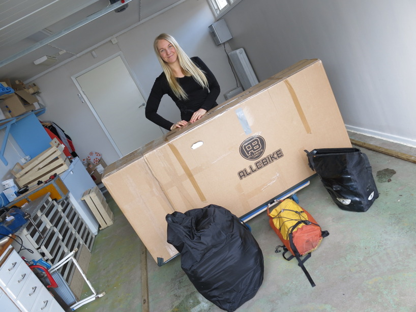 Fru, cykel och packning! Cykeln väger 28kg med låda och massa tejp :) Fru, cykel och packning! Cykeln väger 28kg med låda och massa tejp :)