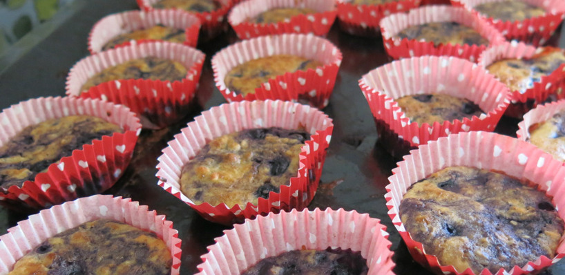 Jag fyllde mina formar alldels för mycket och sen fick jag skrapa smet från plåten och fylla över smet från formarna till nya formar. Det var muffinskladd och blåbär i hela köket. Och i håret. Därför blev blåbärsmuffinsen ganska fula :) Men smaken är den samma och man säger ju att insidan är det som räknas ;) Jag fyllde mina formar alldels för mycket och sen fick jag skrapa smet från plåten och fylla över smet från formarna till nya formar. Det var muffinskladd och blåbär i hela köket. Och i håret. Därför blev blåbärsmuffinsen ganska fula :) Men smaken är den samma och man säger ju att insidan är det som räknas ;)