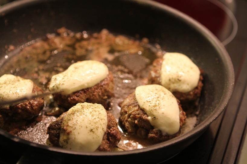 Ekologisk nötfärs, smält mozzarella. Ekologisk nötfärs, smält mozzarella.