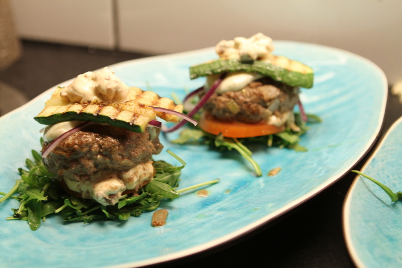 Sussie äter utan bröd. Ruccolabädd, tomat, zuchini, rödlök, pesto + soltorkadtomat cremé fraishé samt ekologiska nötfärsbiffar fyllda med pesto, lök och toppade med mozzarella! Sussie äter utan bröd. Ruccolabädd, tomat, zuchini, rödlök, pesto + soltorkadtomat cremé fraishé samt ekologiska nötfärsbiffar fyllda med pesto, lök och toppade med mozzarella!