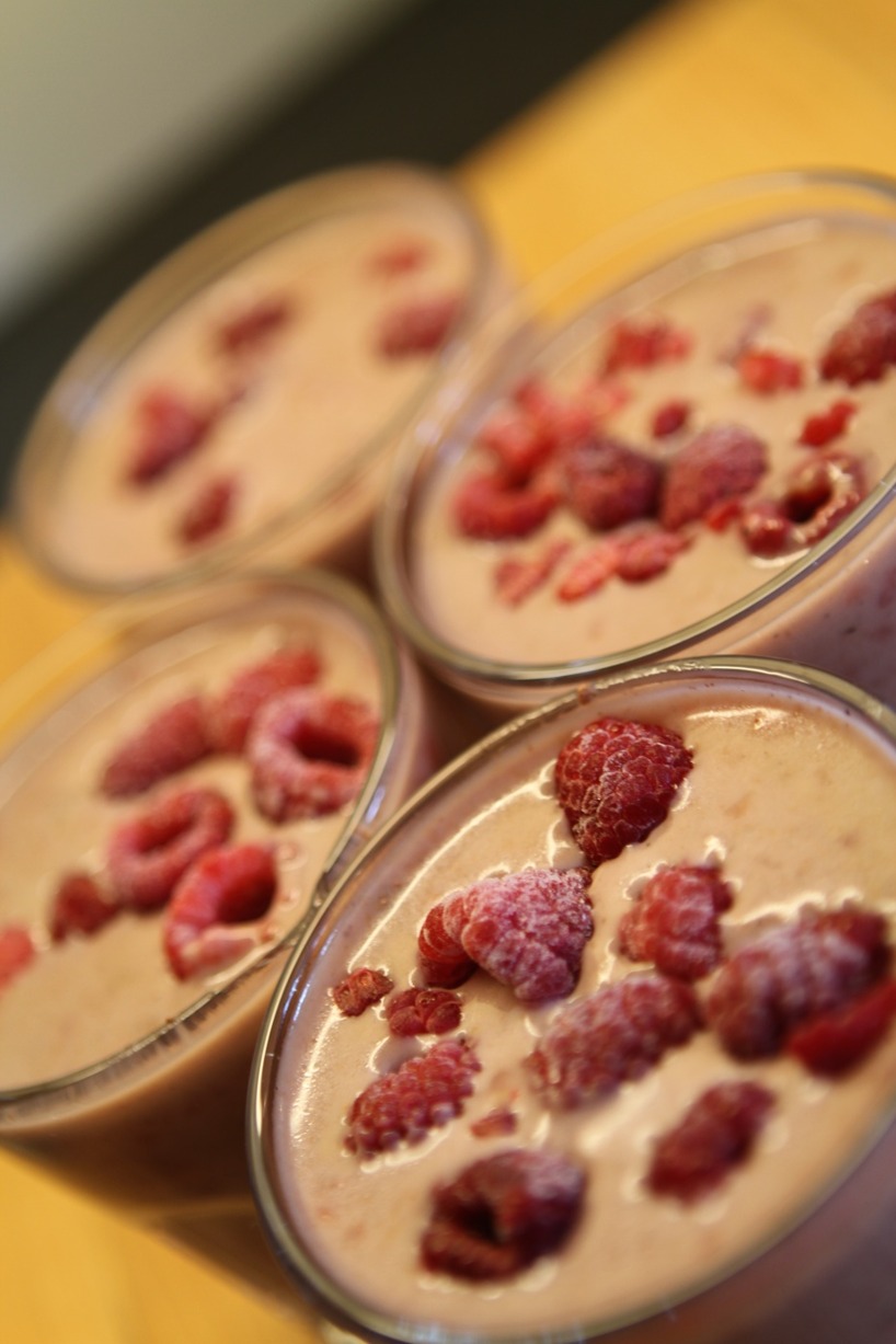 Hallon och kanel pannacotta gjord på kokosmjölk och sötad med lite kokossocker. Hallon och kanel pannacotta gjord på kokosmjölk och sötad med lite kokossocker.