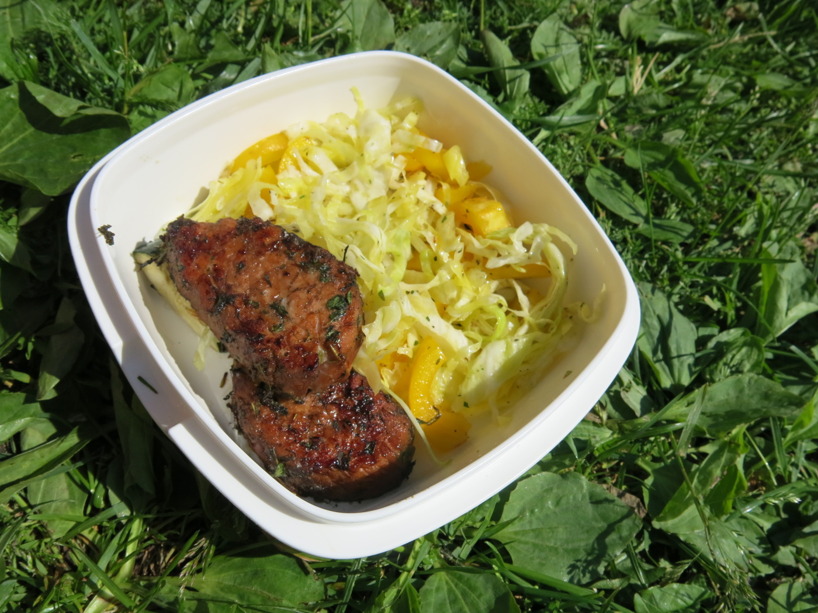 Sussies matlåda innehåller fläskkött och en vitkålssallad med gul paprika, örtkryddor och ekologisk olivolja. Zuccinin har hon redan ätit upp :) Sussies matlåda innehåller fläskkött och en vitkålssallad med gul paprika, örtkryddor och ekologisk olivolja. Zuccinin har hon redan ätit upp :)