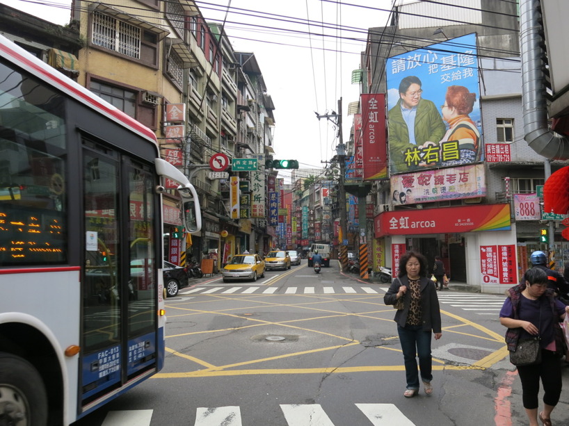 Det var lättare sagt äm gjort att trängas med morgontrafiken i Keelung! Lättare i Taipeis strukturerade trafik och vägnät. Det var lättare sagt äm gjort att trängas med morgontrafiken i Keelung! Lättare i Taipeis strukturerade trafik och vägnät.