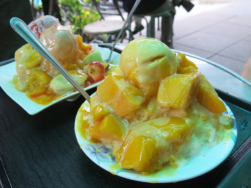 Vi smakade på något mindre vågat. Taiwans delikatess-dessert. Shaved ice med färsk frukt och glass. I hettan förstår vi att detta är en uppskattad och svalkande dessert! Vi smakade på något mindre vågat. Taiwans delikatess-dessert. Shaved ice med färsk frukt och glass. I hettan förstår vi att detta är en uppskattad och svalkande dessert!