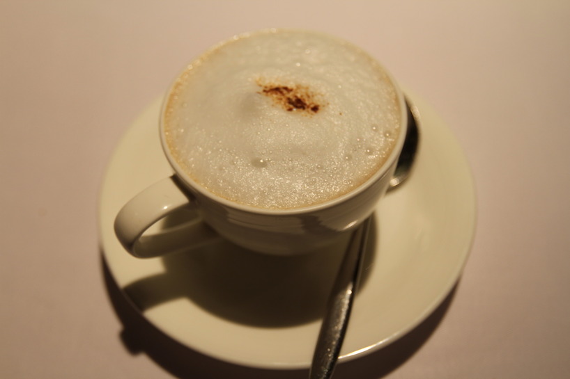 Innan huvudrätten fick vi in en krämig och mustig svampsoppa som serverades på ett spännande sätt. Cappuccino style :) Innan huvudrätten fick vi in en krämig och mustig svampsoppa som serverades på ett spännande sätt. Cappuccino style :)