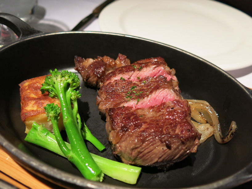 Huvudrätten bestod av perfekt stekgrad på ett otroligt mört kött. Köttet serverades med potatiskaka, grönsaker och dijonsenap. Huvudrätten bestod av perfekt stekgrad på ett otroligt mört kött. Köttet serverades med potatiskaka, grönsaker och dijonsenap.