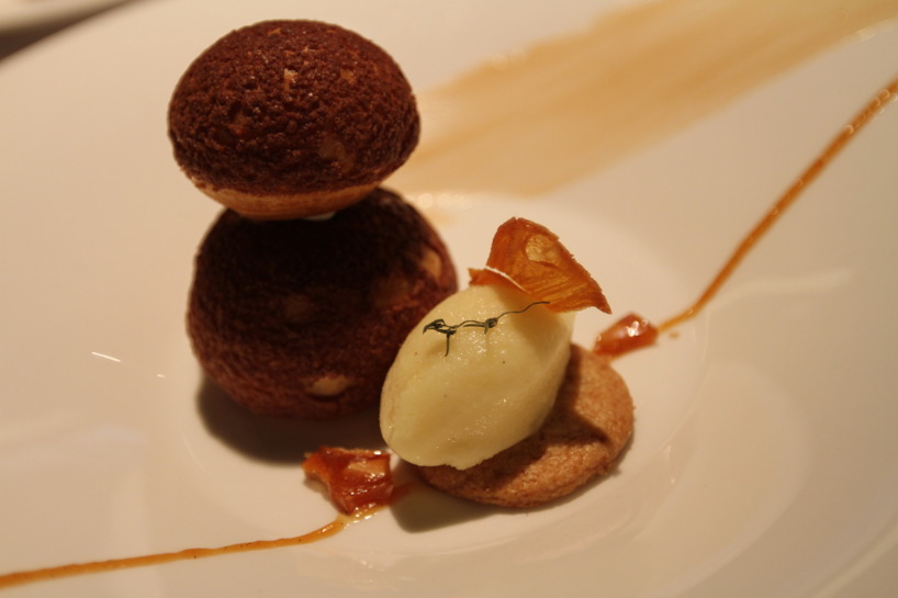 Till dessert åt vi krispiga bollar fyllda med vanlijkräm och rostade mandelbitar. Till det annanassorbe´t - MUUMS! Till dessert åt vi krispiga bollar fyllda med vanlijkräm och rostade mandelbitar. Till det annanassorbe´t - MUUMS!
