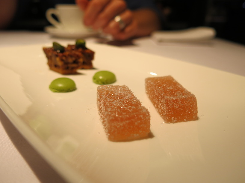Till sist fick vi in lite delikata petit four och varsin dubbel espresso! Till sist fick vi in lite delikata petit four och varsin dubbel espresso!