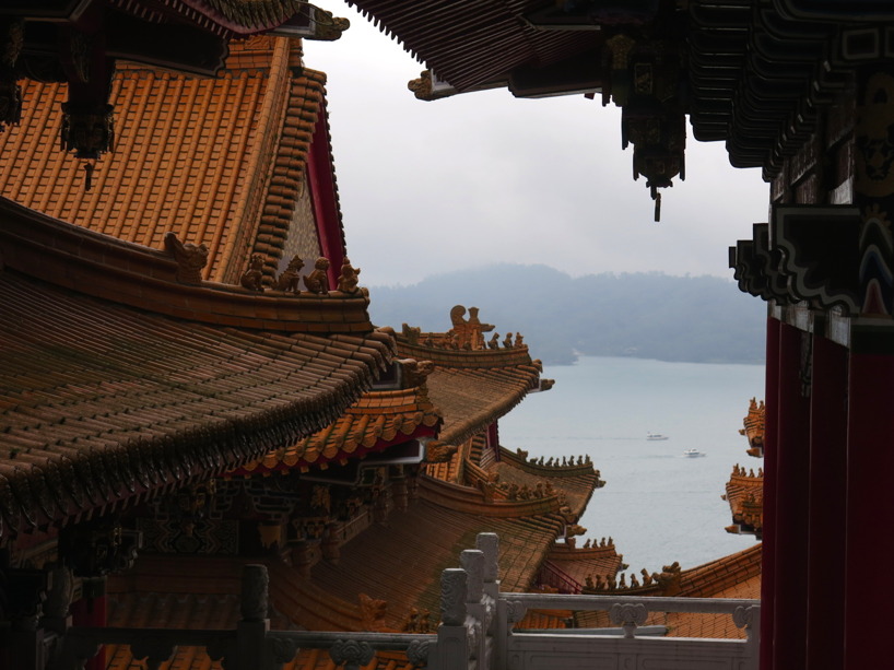 Vacker utsikt över templet och Sun Moon Lake! Vacker utsikt över templet och Sun Moon Lake!