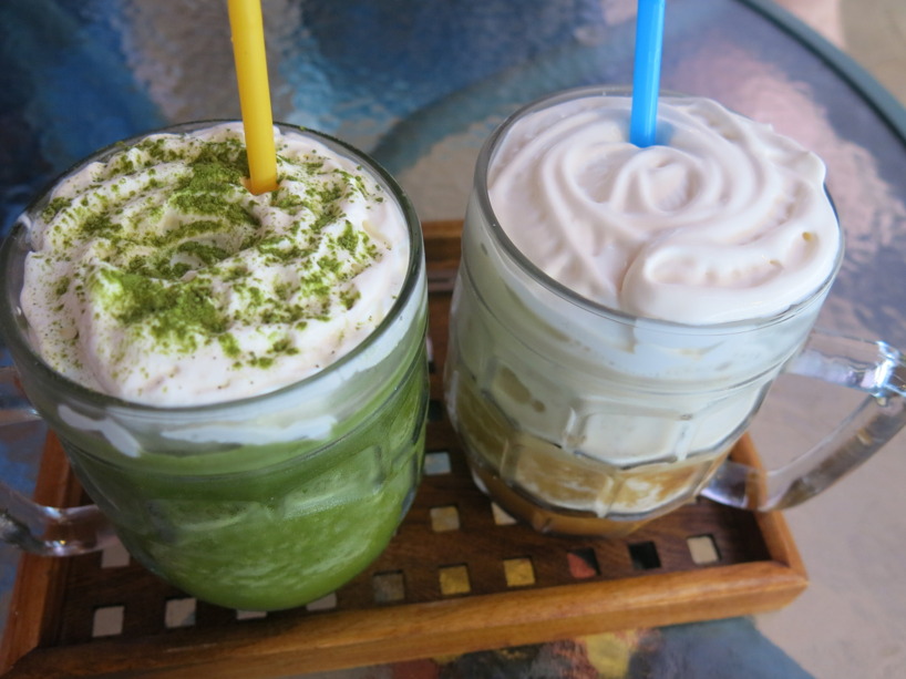 Unnade oss en Green Tea Smoothie och en Kaffe Smoothie efter en lång promenad tillbaka! Unnade oss en Green Tea Smoothie och en Kaffe Smoothie efter en lång promenad tillbaka!