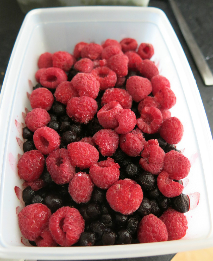 Vi har alltid en låda med tinade bär i kylskåpet :) Vi har alltid en låda med tinade bär i kylskåpet :)