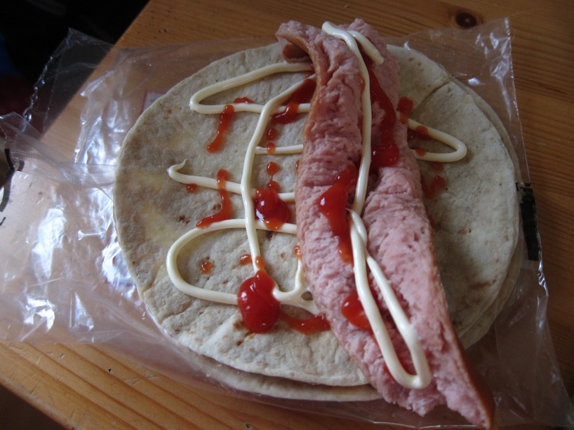 Till middag serveras norska "lomper" (potatisbröd) tillsammans med sönderkokt wienerkorv, ketchup och majonäs =) Till middag serveras norska "lomper" (potatisbröd) tillsammans med sönderkokt wienerkorv, ketchup och majonäs =)