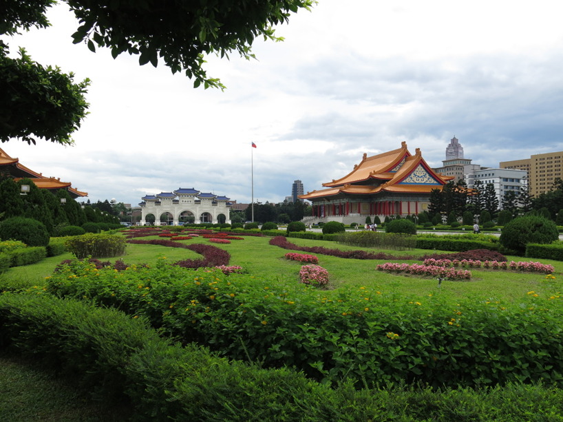 Vi lämnade Chiang Kai-shek Memorial Hall för tebjudning :) Vi lämnade Chiang Kai-shek Memorial Hall för tebjudning :)