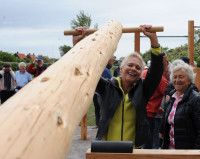Lillemor Löfgren prövar att lyfta en stock. Margit Starfelt till höger. Foto CeWe