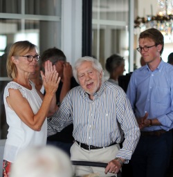 Hans Peterson blev Årets Möllebo 2018. Här hyllas han av Lena Johanson-Thor, byföreningens ordförande, och Magnus Nordstrand, ett av Hans Petersons barnbarn. Hans Peterson blev Årets Möllebo 2018. Här hyllas han av Lena Johanson-Thor, byföreningens ordförande, och Magnus Nordstrand, ett av Hans Petersons barnbarn.