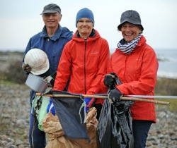 Tomas Svensson, Margaretha Medin och Lena Strandmark plockade skräp söder om Fågelviken. Foto CeWe