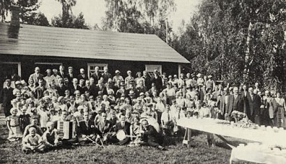 Grov- och fabriksarbetareförbundets avd 240 firade sitt 10-årsjubileum i det ursprungliga Folkets hus i Dyltabruk den 22 juli 1934. Grov- och fabriksarbetareförbundets avd 240 firade sitt 10-årsjubileum i det ursprungliga Folkets hus i Dyltabruk den 22 juli 1934.