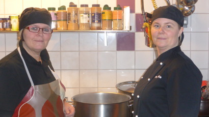 Det är vi som jobbar i köket: Bibbi Lageson och Pernilla Lundberg. Det är vi som jobbar i köket: Bibbi Lageson och Pernilla Lundberg.