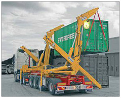 Containrar lastas av lastbil. Containrar lastas av lastbil.