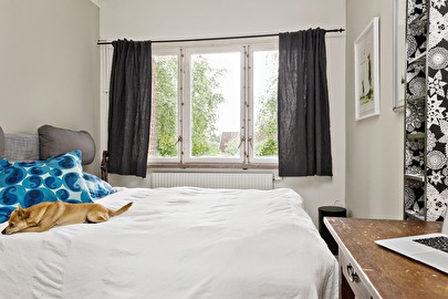 Detta var sovrum från början och vi satte tillbaka väggen så att det fick sin ursprungliga form i 2007. Ommålad 2017. Detta var sovrum från början och vi satte tillbaka väggen så att det fick sin ursprungliga form i 2007. Ommålad 2017.