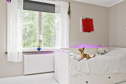 Då vi köpte huset var detta redan ett sovrum, men vi misstänker att även detta ursprungligen var ett kök. Vi rev fiskbenstapeterna och plastmattan från 70-talet och målade om rummet i flera omgånger, senast 2017. Då vi köpte huset var detta redan ett sovrum, men vi misstänker att även detta ursprungligen var ett kök. Vi rev fiskbenstapeterna och plastmattan från 70-talet och målade om rummet i flera omgånger, senast 2017.