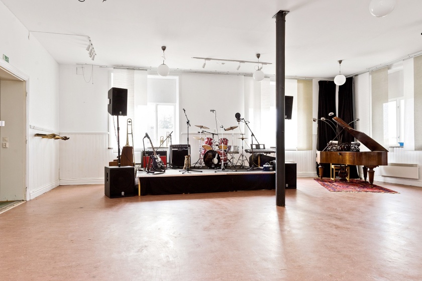 Vi har gjort lokalen mulitfunktionell som möjliggör filmvisning, konserter, utställningar, fester och möten. Den lilla scenen har haft besök av såväl världartister som Sousou & Maher Cissoko och Doris Chrystler till lokala begåvningar som The local edjits. Lokalen kan mörkläggas eller vara öppen och ljus, allt efter dagens behov. OBS! Hunden är inte till salu! Vi har gjort lokalen mulitfunktionell som möjliggör filmvisning, konserter, utställningar, fester och möten. Den lilla scenen har haft besök av såväl världartister som Sousou & Maher Cissoko och Doris Chrystler till lokala begåvningar som The local edjits. Lokalen kan mörkläggas eller vara öppen och ljus, allt efter dagens behov. OBS! Hunden är inte till salu!