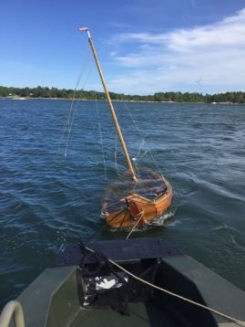 Bogsering av haverist på Björköfjärden. Bogsering av haverist på Björköfjärden.