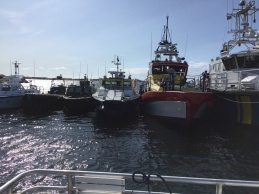 Många båtar på Söderarm under fyrdagen. Många båtar på Söderarm under fyrdagen.