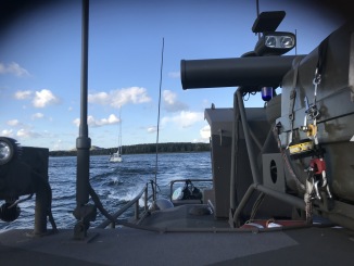 Bogsering av havererad segelbåt till Viggbyholmsmarina. Bogsering av havererad segelbåt till Viggbyholmsmarina.