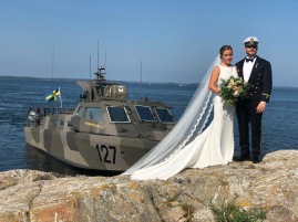 Lyckligt brudpar som åkte Stridsbåt till bröllopet. Lyckligt brudpar som åkte Stridsbåt till bröllopet.