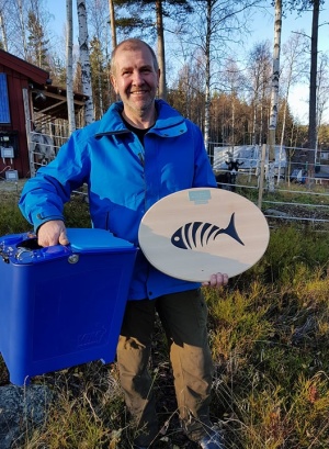 Vinnare av PMC 2017 Lars Jansson med förstapriset, skryllan "Go Fish It" från VIM-pirken, och premiärinteckningen i vandringspriset.