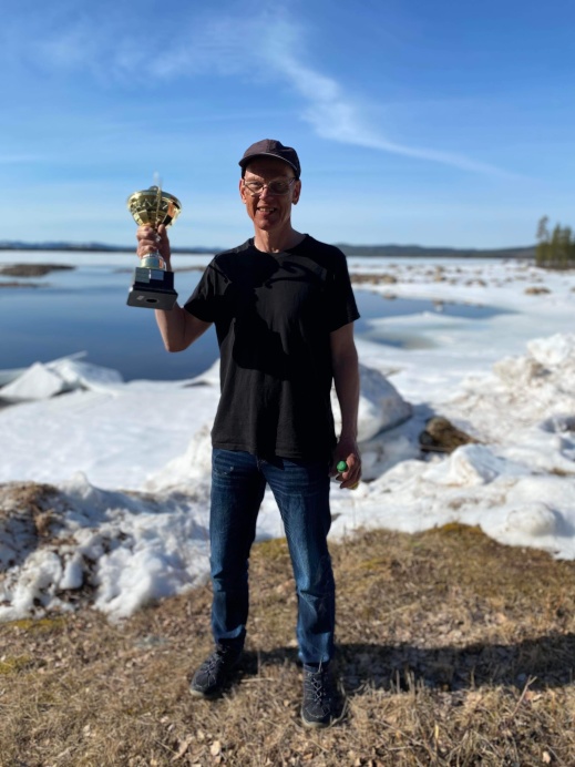 Per "Chefen" Nilsson stoltserar med vandringspriset i solskenet med Storhamrasjön i bakgrunden.