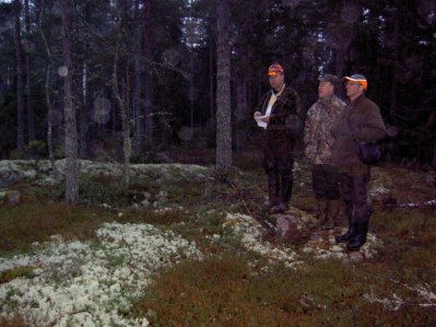 Från vänster Göran Österberg UTK, Joakim och Lennart Andersson HTK lyssnar  och funderar om de skall närma sig drevet