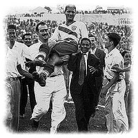 Joe Gaetjens bärs runt som hjälte efter hans mål mot England 1950.