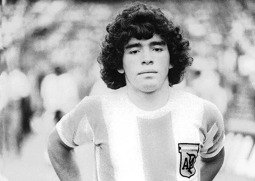 En ung Maradona gör debut i landslaget.