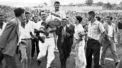 Joe Gaetjens bärs runt som hjälte efter hans mål mot England 1950.