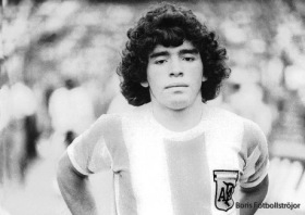 En ung och relativt oförstörd Maradona gör debut i landslaget.