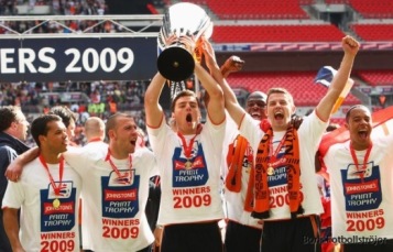 Luton Town vinnare av Football League Trophy, men utan att kunna försvara titeln nästa år.