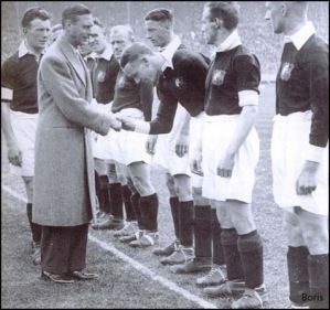 Matt hälsar på blivande Kung George VI vid 1933 års FA Cup Final