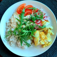 Curryfisk med äggkräm & syrade rädisor