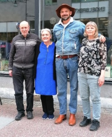 Lars-Olof, Anja och Agneta tackar Daniel Ray Hilsinger efter spelningen på Dan Andersson-museet Lars-Olof, Anja och Agneta tackar Daniel Ray Hilsinger efter spelningen på Dan Andersson-museet