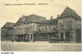 På färdvägarnas omslagsbild, föreställande Göteborgs järnvägsstation. Vykort daterat 1911. Göteborgs statsmuseum.