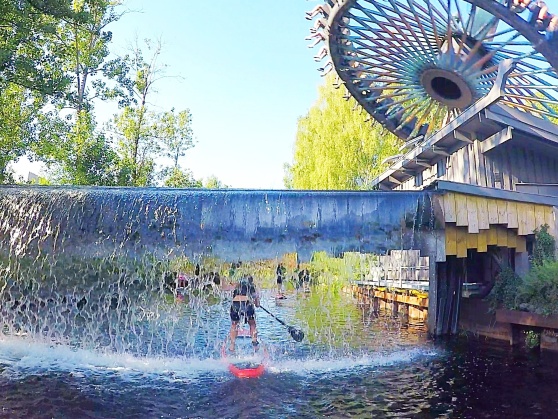 SUP paddling - Ståpaddling - Ståpaddla i Göteborg - Pontus Ny och Maria Cerboni. Fattighusån i Göteborg , paddla genom Liseberg. SUP paddling - Ståpaddling - Ståpaddla i Göteborg - Pontus Ny och Maria Cerboni. Fattighusån i Göteborg , paddla genom Liseberg.